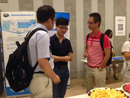 BB贝博CMC部门副主任黄冲和参会人员互换