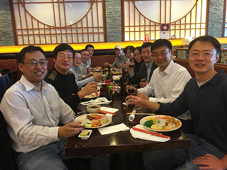 汪俊博士（右3）和专家们介绍BB贝博的最新国内大事记