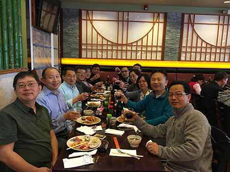 下届SAPA会长刘建博士（左），BB贝博新泽西客户总监王建锋博士（右5）等专家举杯庆佳节