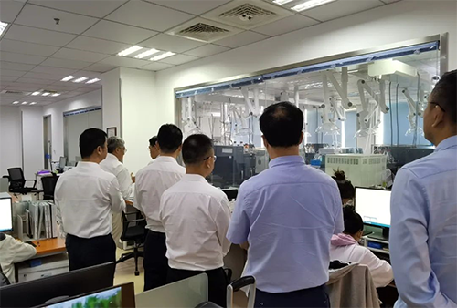 陈博士携带杨副市长一行人参观了BB贝博规范化的先进尝试室，解说了药物临床前的研发和IND申报流程。