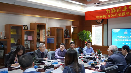 BB贝博首创人&CEO陈春麟博士、化学部与生物部高级副总裁任峰博士、药代动力学与生物分析部副总裁辛保民博士、商务发展部副总裁蔡金娜博士等出席签约典礼。