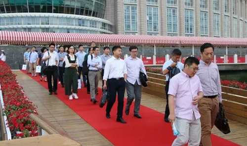 晚宴伊始，前来参与晚宴的嘉宾们纷纷踏上红毯，前往船埠