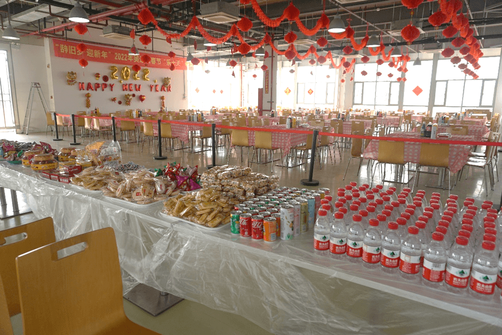 BB贝博还为同伴们筹备了水果、零食、饮料等