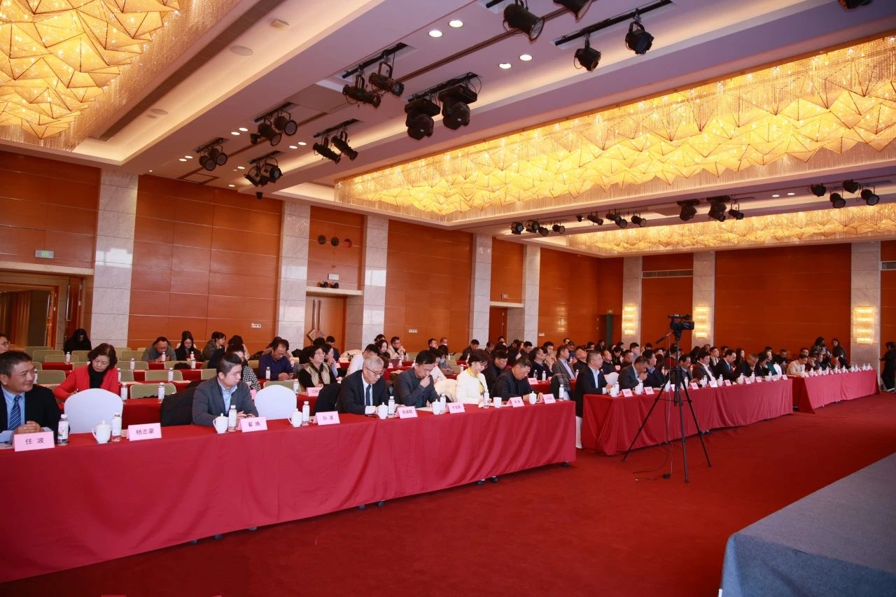 大健全产业发展新趋向论坛暨海上院士讲坛第43期暨大健全服务专委会年会活动现场.jpg